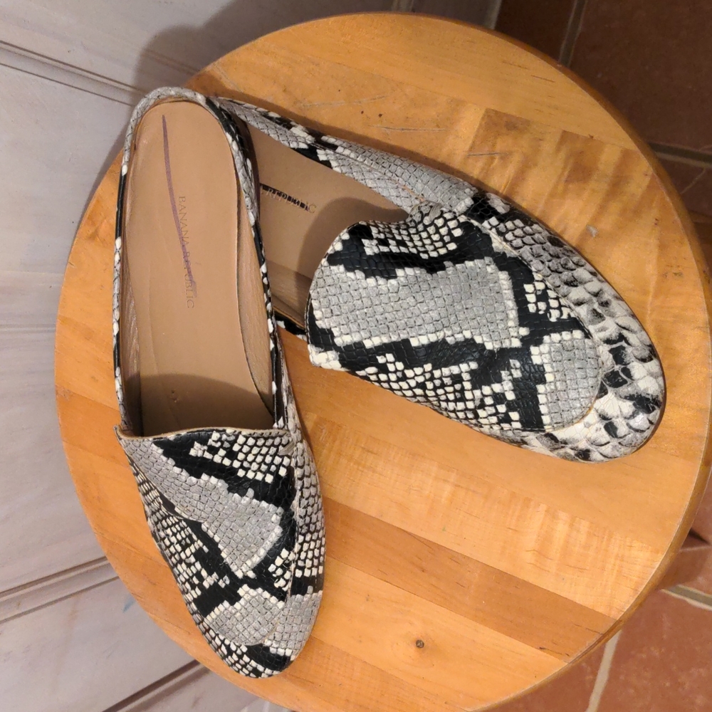 Banana Republic Gray & Silver Snake Print Mules